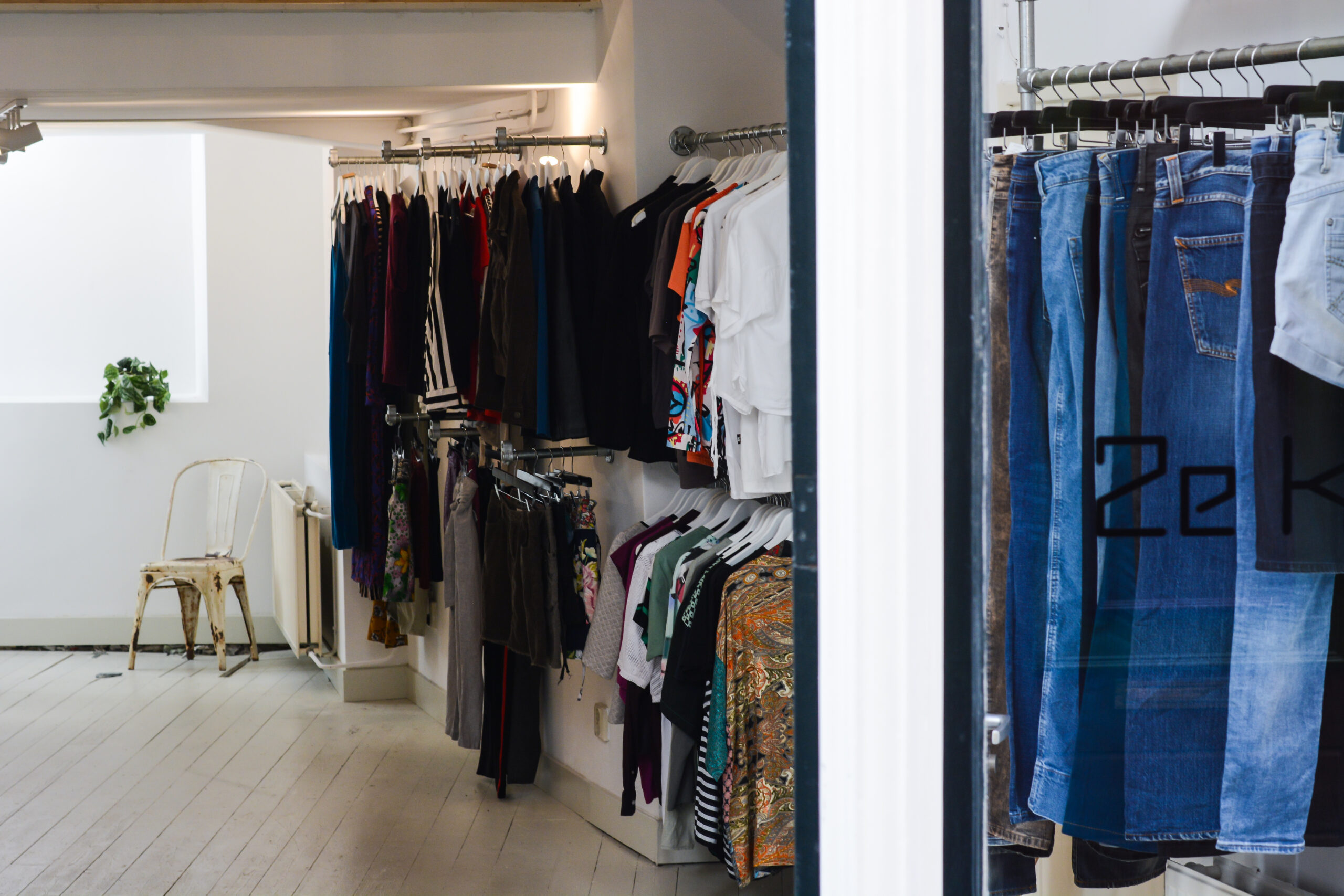 Blik naar binnen bij Marleen's kledingstudio in Zutphen, met een ruim aanbod aan tweedehands jeans en duurzame damesmode.